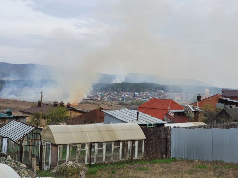 На Южном Урале лесные пожары подобрались к одному из посёлков