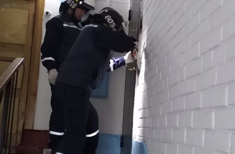 В Челябинской области прохожие заметили тело женщины в одной из квартир