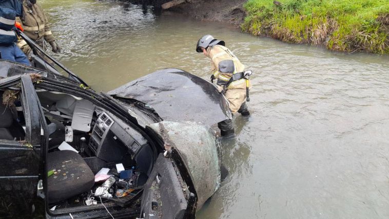 Под Белорецком спасатели доставали автомобиль, упавший в реку