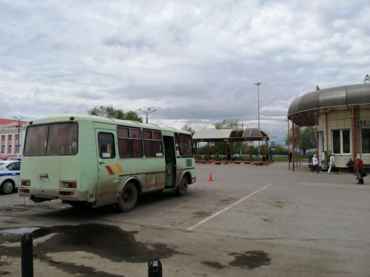 В Магнитогорске водитель автобуса ехал задним ходом по парковке и не заметил пенсионерку