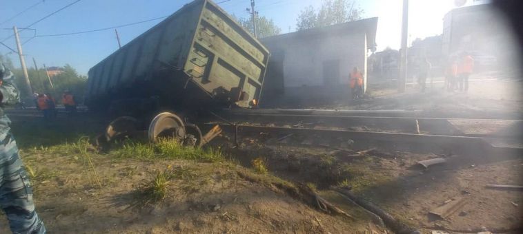 В Челябинской области грузовик врезался в будку жд поста, а здание обрушилось на едущий мимо поезд