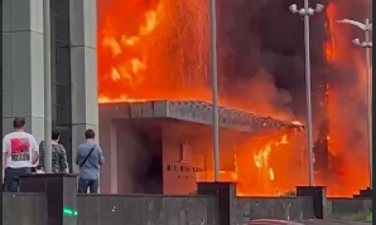 В Москве в бизнес-центре произошёл крупный пожар