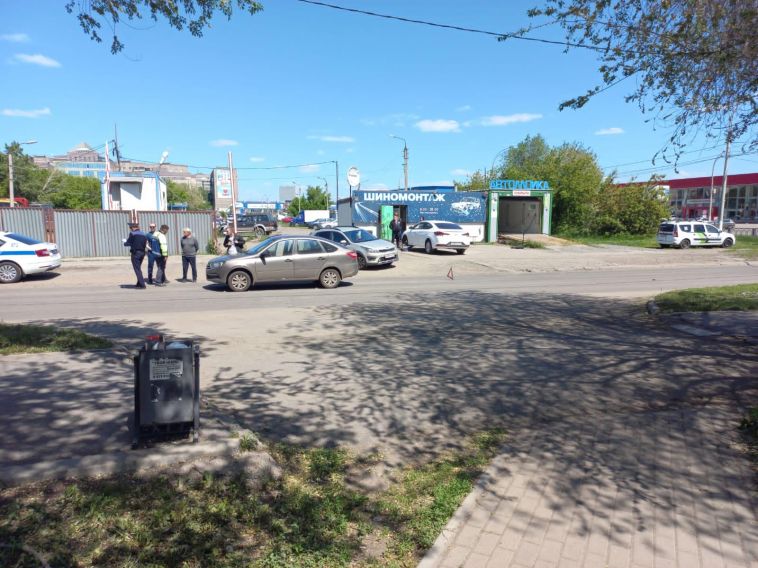 В Магнитогорске водитель перепутал газ и тормоз и наехал на ребенка, задев светофор и ограду