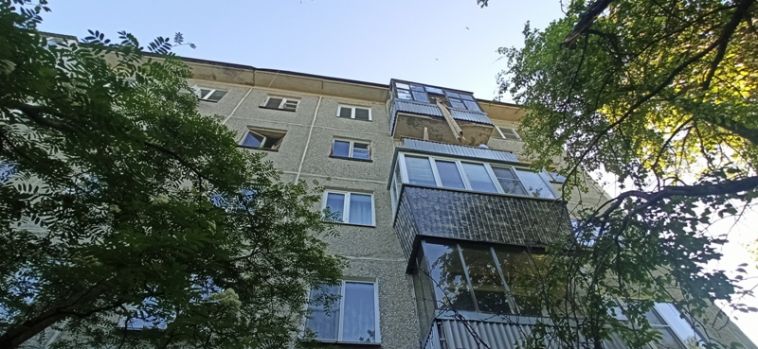Южноуралец хотел ограбить квартиру, но упал с балкона