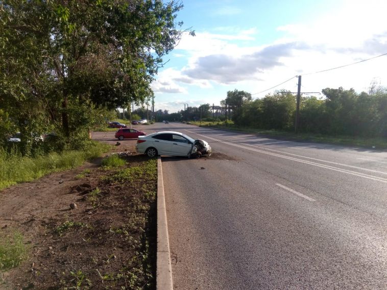 В Магнитогорске водитель не справился с управлением и врезался сначала в другой автомобиль, а затем в дерево