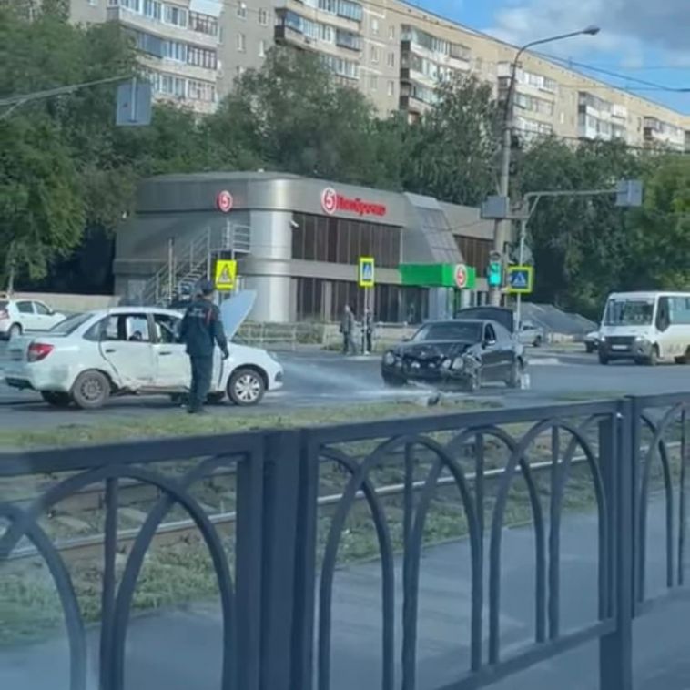 В Магнитогорске в результате ДТП перевернулся автомобиль
