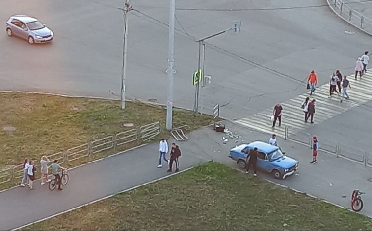 В Магнитогорске лихач на отечественном авто снёс ограждение и скрылся