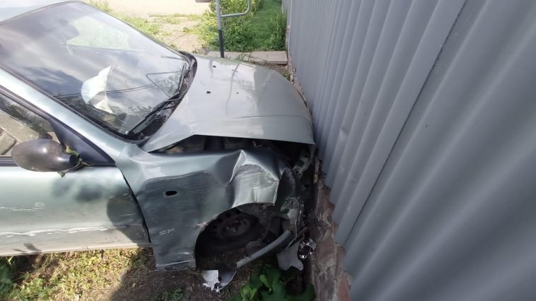 Составили 10 материалов: в Магнитогорске автомобиль протаранил забор, уходя от погони
