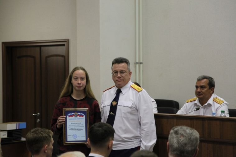 В Челябинске наградили девочку, которая спасла малыша