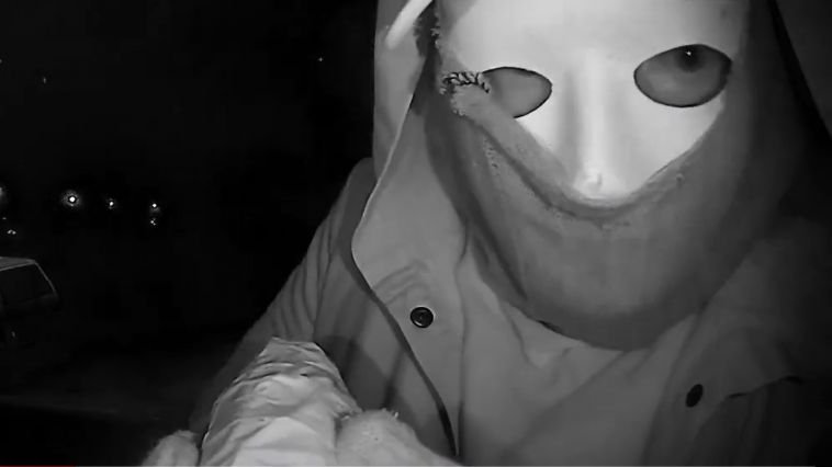 В Магнитогорске вандалы в масках по ночам высверливают дырки в умных домофонах
