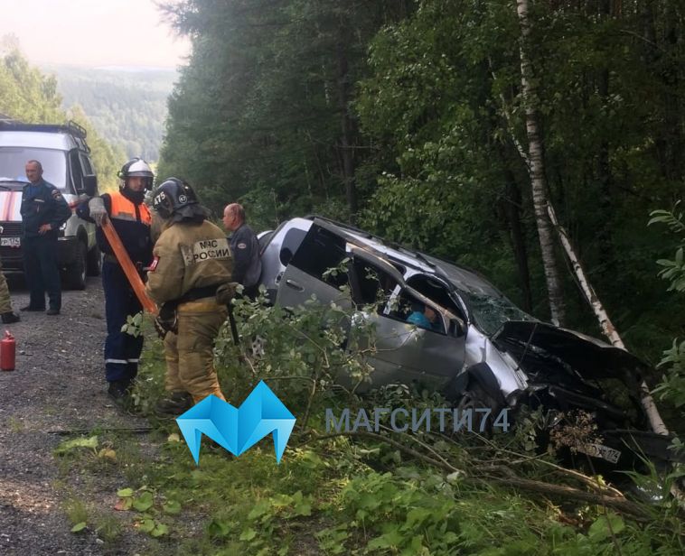 Вызволять пришлось спасателям: в Челябинской области автомобиль улетел в кювет