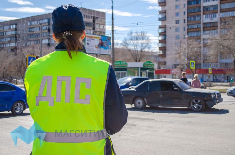 В Магнитогорске водитель врезался в припаркованный у «Притяжения» автомобиль и скрылся