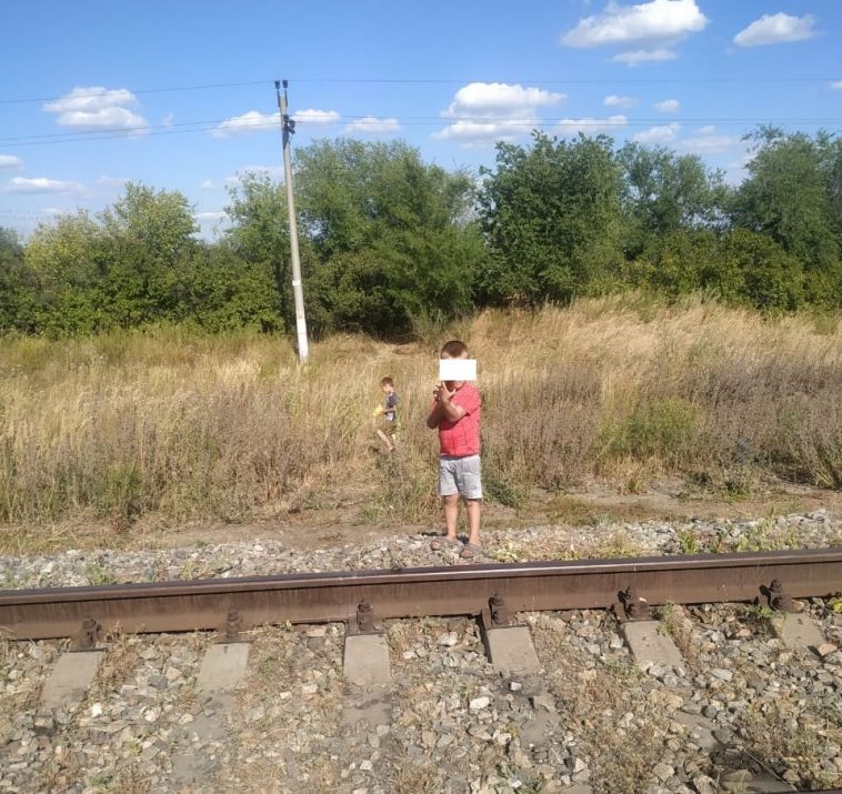 В Челябинской области дети накладывали камни на рельсы