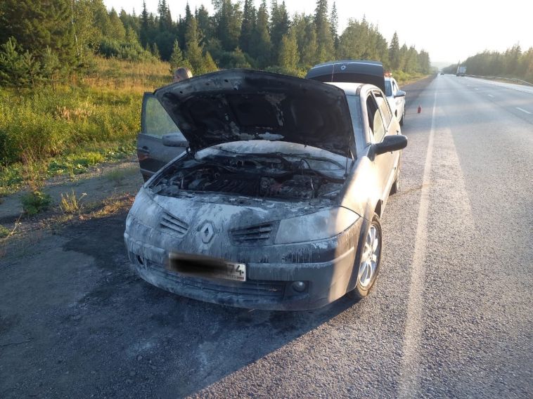На Южноуральской трассе загорелась машина 
