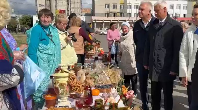 На площади у Курантов открылся фестиваль «Дары осени»