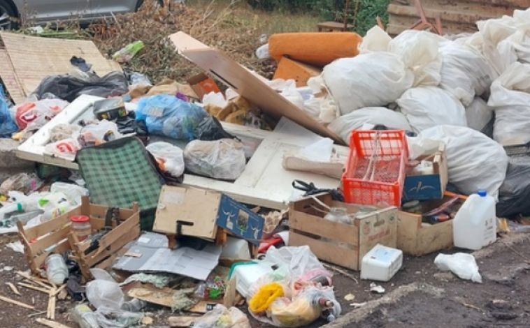 Магнитогорцы пожаловались на мусорные ямы во дворе дома