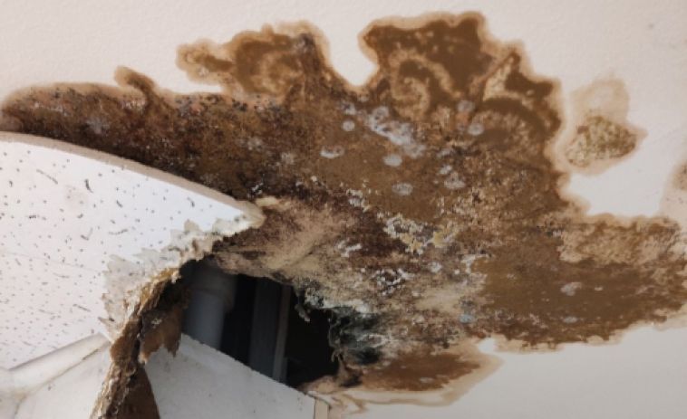 «Вода льется на голову»: магнитогорец опубликовал ужасающие фото своей квартиры после потопа в доме
