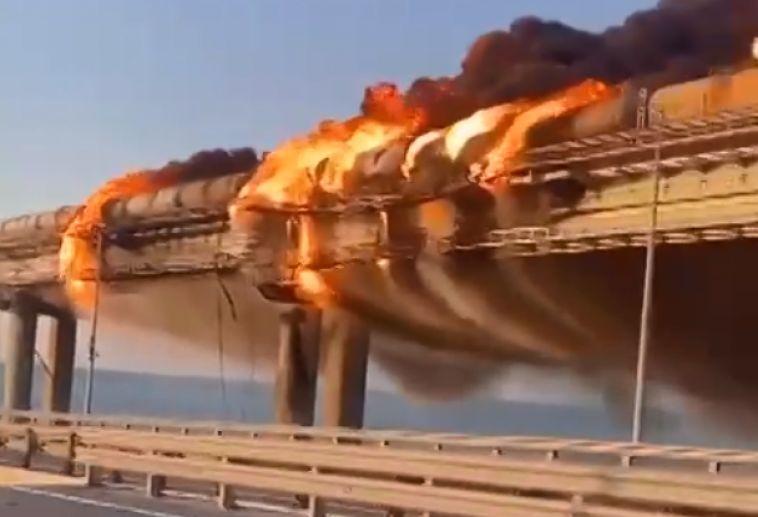 Обрушилась часть полотна: на Крымском мосту подорвали грузовик