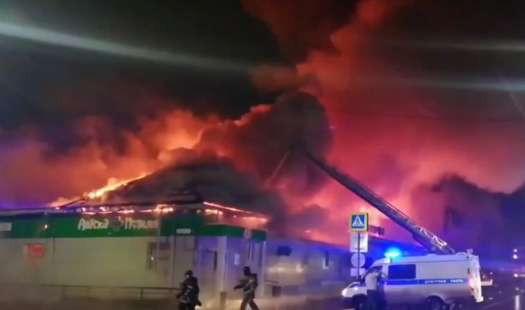 Посетитель запустил пиротехнику. В Костроме ночью произошёл крупный пожар в кафе
