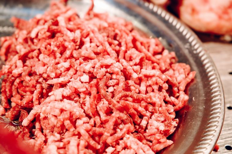 В Челябинской области в сосисках, колбасе и фарше нашли «мясной клей»
