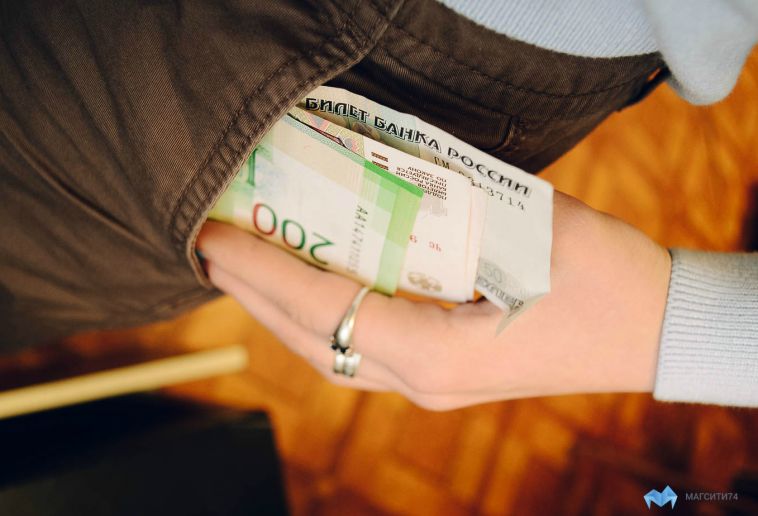 В Магнитогорске мужчина украл у пенсионера 20 тысяч рублей из кармана