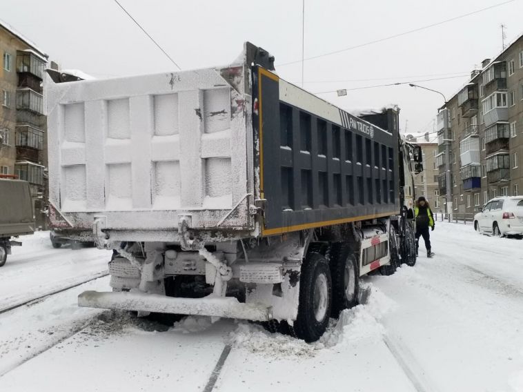 Снегопад и автомобилисты помешали движению трамваев