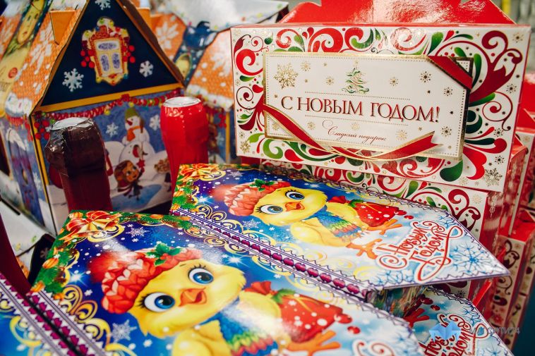 Клиентам — реже, сотрудникам —  чаще: кому вручают новогодние подарки российские компании?
