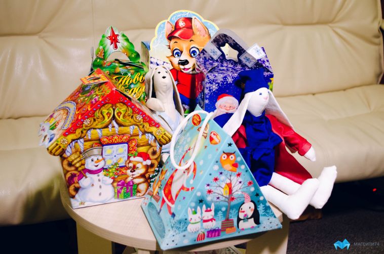 В Челябинской области детям раздадут новогодние подарки
