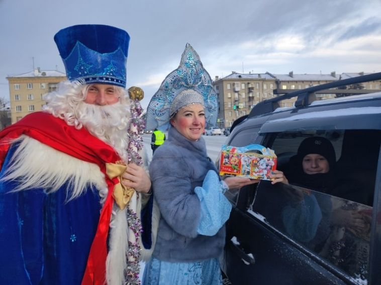 «Полицейский Дед Мороз»: в Магнитогорске продолжается новогодняя акция от правоохранителей
