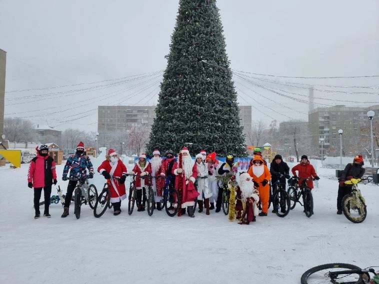 В Магнитогорске заметили колонну Дедов Морозов на велосипедах