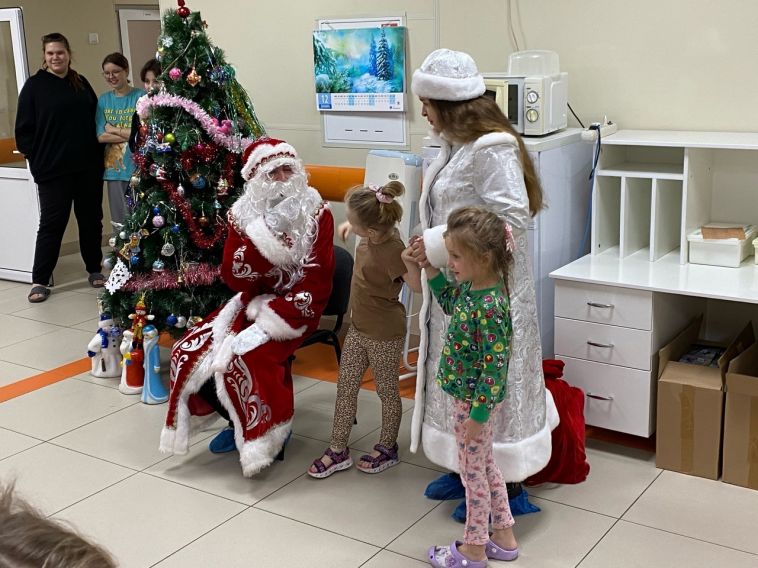 Дед Мороз и Снегурочка поздравили юных магнитогорцев в Центре охраны материнства и детства