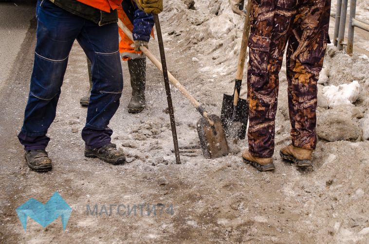 В Магнитогорске мужчина провалился в засыпанный снегом открытый люк колодца