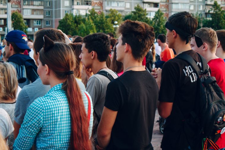 Почти половина опрошенных россиян поддерживают упрощение процедуры приёма на работу подростков