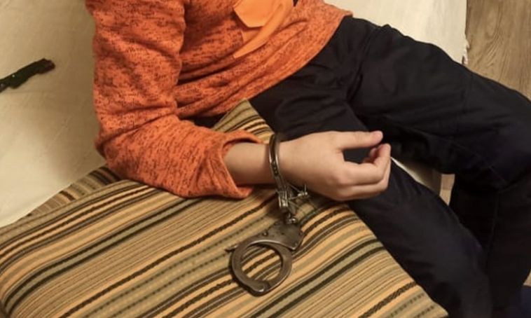 В Магнитогорске спасатели освободили закованного в наручники мальчика