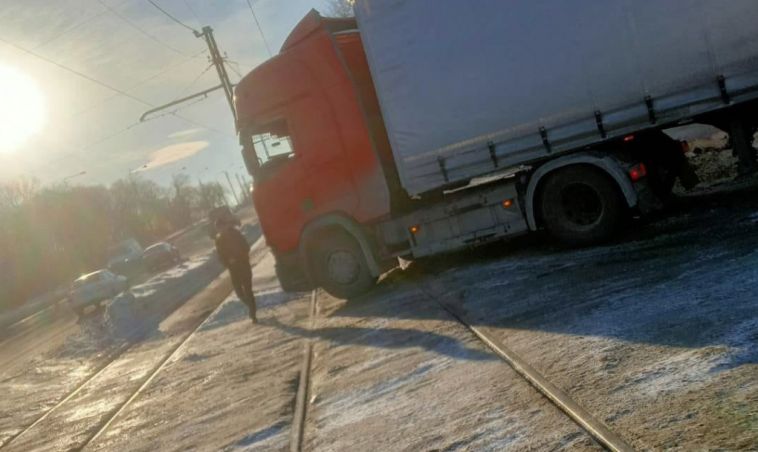В Магнитогорске общественный транспорт задержался на час из-за застрявших на рельсах автомобилей
