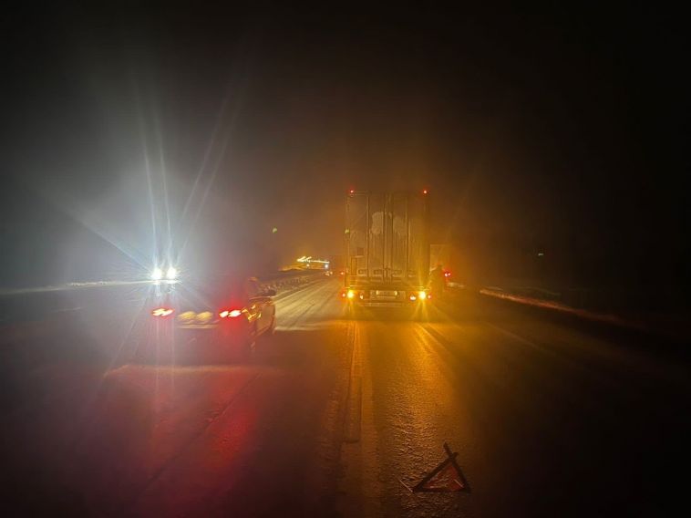 На южноуральской трассе ночью грузовик насмерть сбил человека