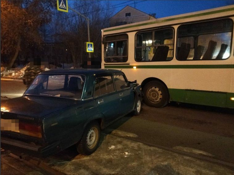 Встали на трамвайных путях. В Магнитогорске столкнулись автобус и автомобиль