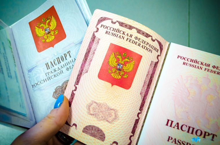 В России приостановили прием заявлений на загранпаспорт нового образца