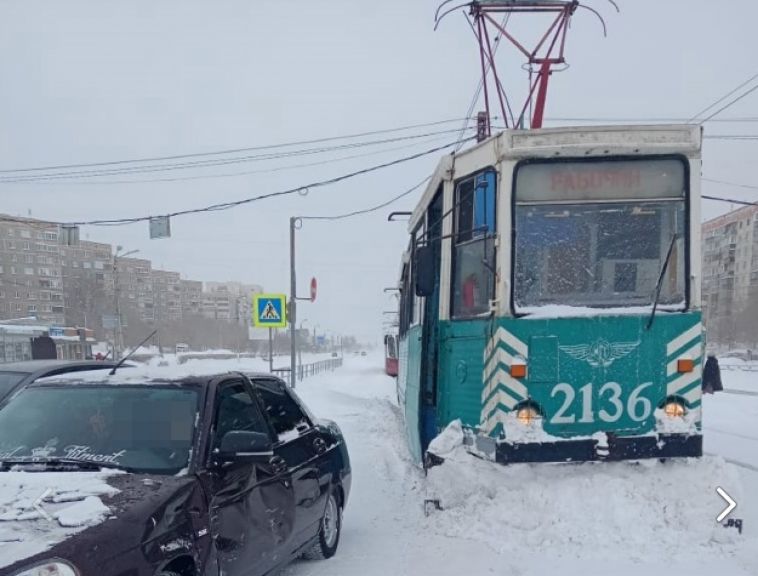 В Магнитогорске автомобиль врезался в снегоочистительный трамвай