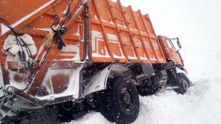 Последствия снегопадов привели к сложностям в работе по вывозу мусора