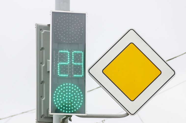 В Магнитогорске на одном из популярных перекрестков сменят режим работы светофора