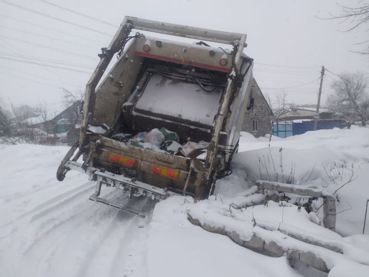 Неочищенные дороги, припаркованные машины и отсутствие отсыпки: что мешает вывозу мусора в Магнитогорске?