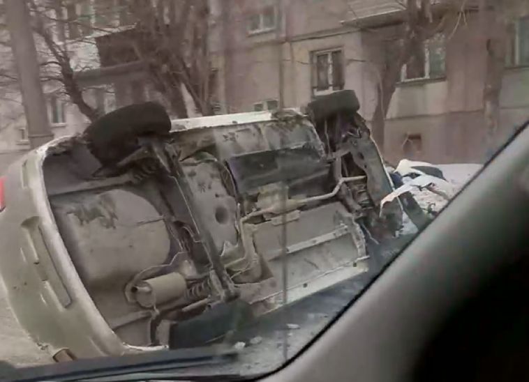 Машину занесло: в Магнитогорске такси вылетело на обочину и опрокинулось