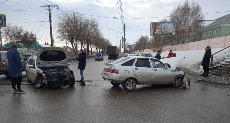 В Магнитогорске стражи дорожного порядка ищут очевидцев ДТП, в котором пострадали два водителя