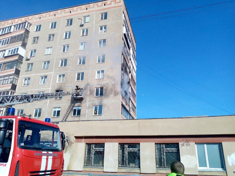 В Магнитогорске в жилом доме загорелась квартира