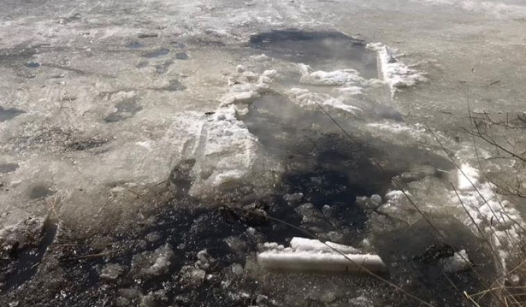 «Лежали неподвижно около двух часов»: южноуральцы застряли на льду после утренней рыбалки