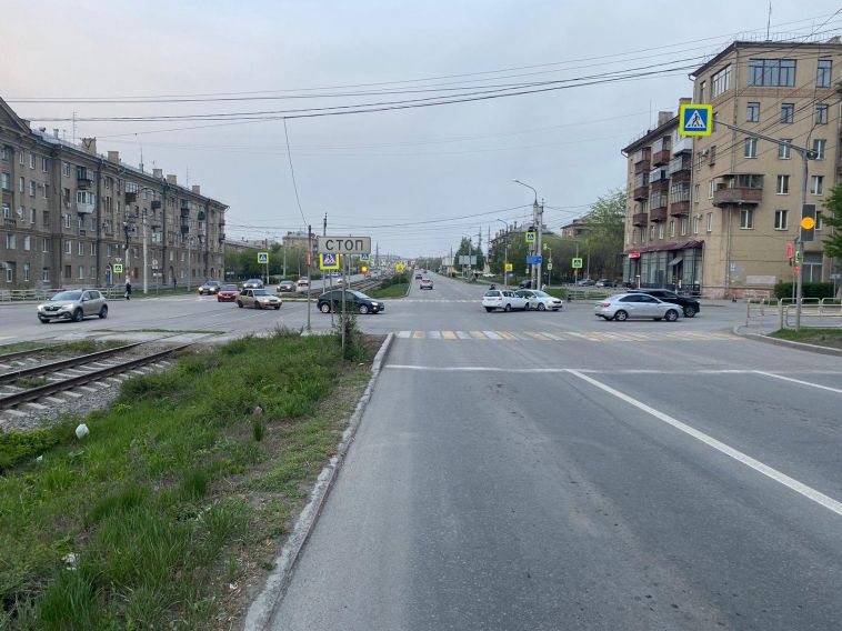 Женщину увезли на скорой. В Магнитогорске в ДТП пострадала пассажирка легковушки