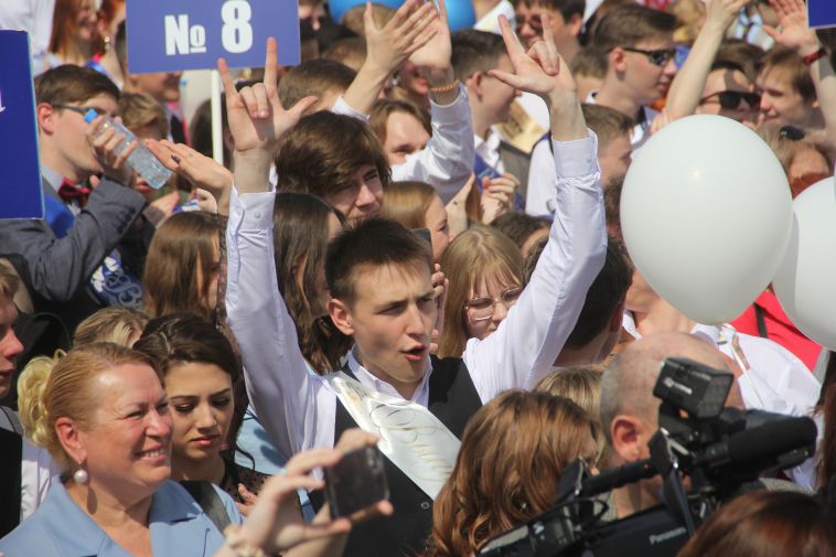 В Магнитогорске прошел 17-ый парад школьников