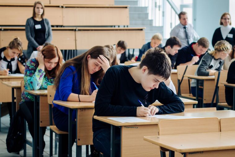 Больше половины опрошенных россиян рассказали, что давали списывать одноклассникам