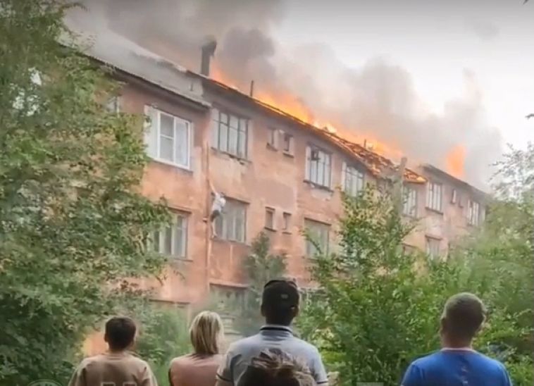 В Магнитогорске на мужчину обрушилась часть крыши горящего жилого дома